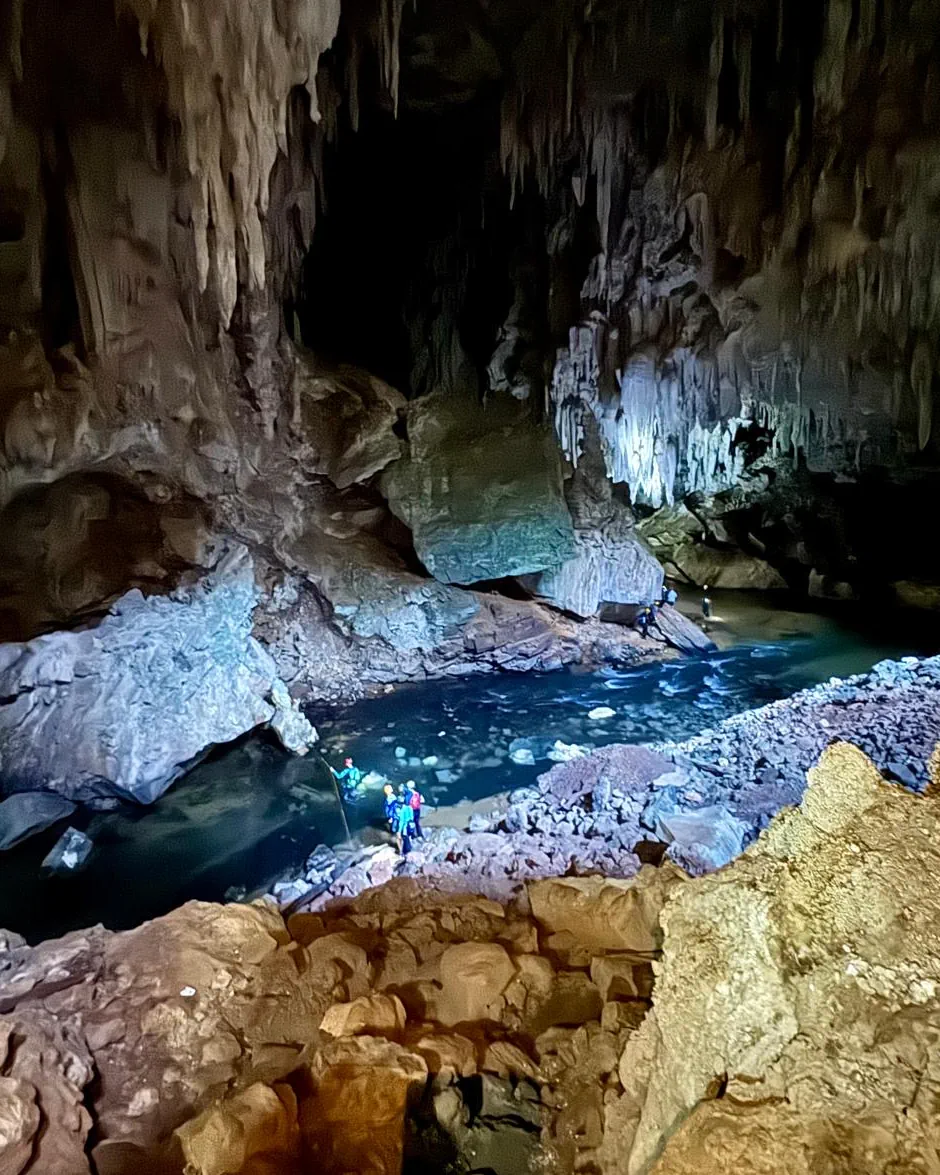 Flooded sinkhole chamber with exceptional visibility.