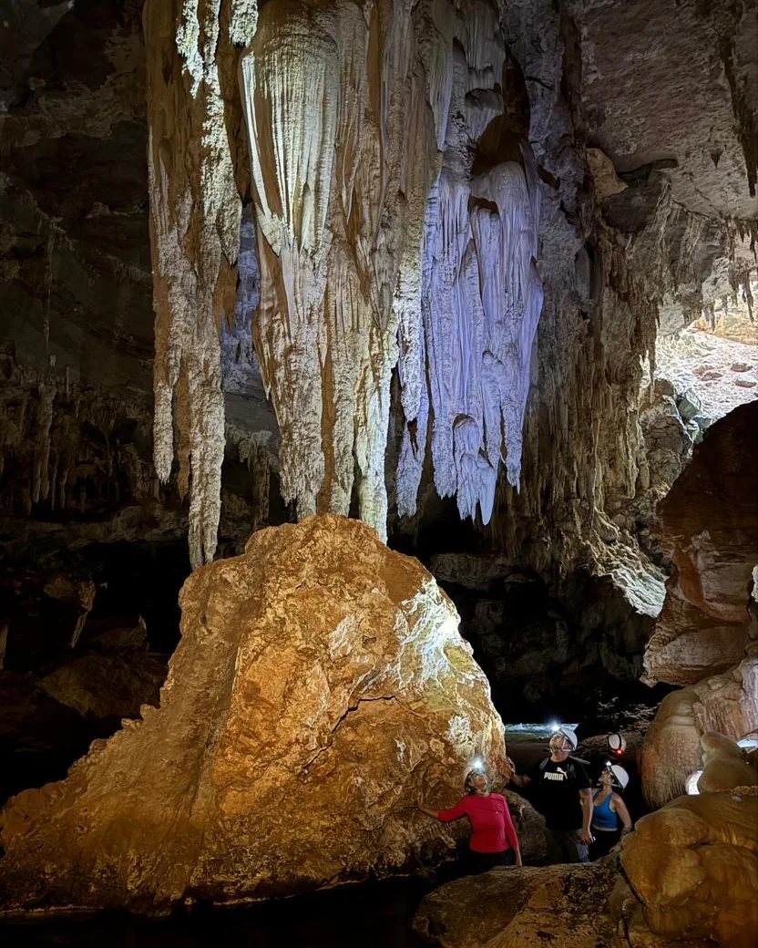 Flooded sinkhole chamber with exceptional visibility.