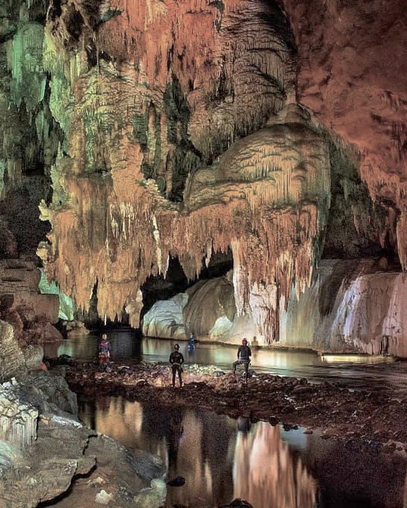 Flooded sinkhole chamber with exceptional visibility.