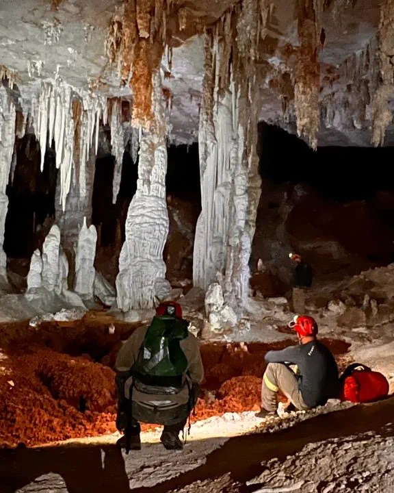 Flooded sinkhole chamber with exceptional visibility.