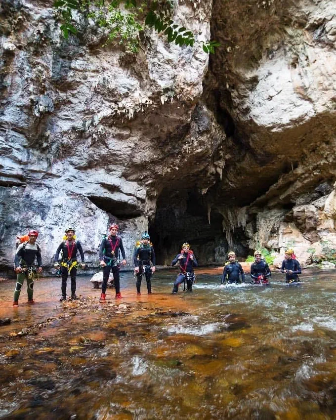Flooded sinkhole chamber with exceptional visibility.
