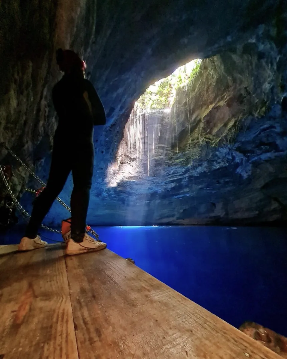 Flooded sinkhole chamber with exceptional visibility.