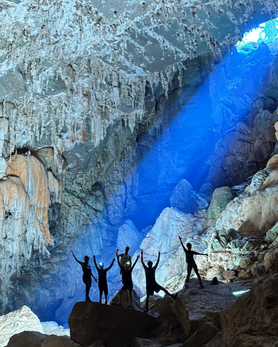 Flooded sinkhole chamber with exceptional visibility.